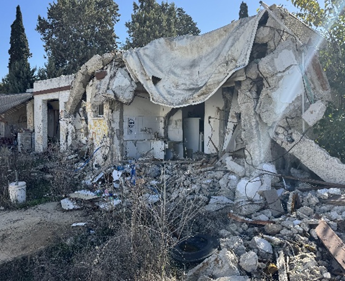 攻撃されたKfar Azaの家屋